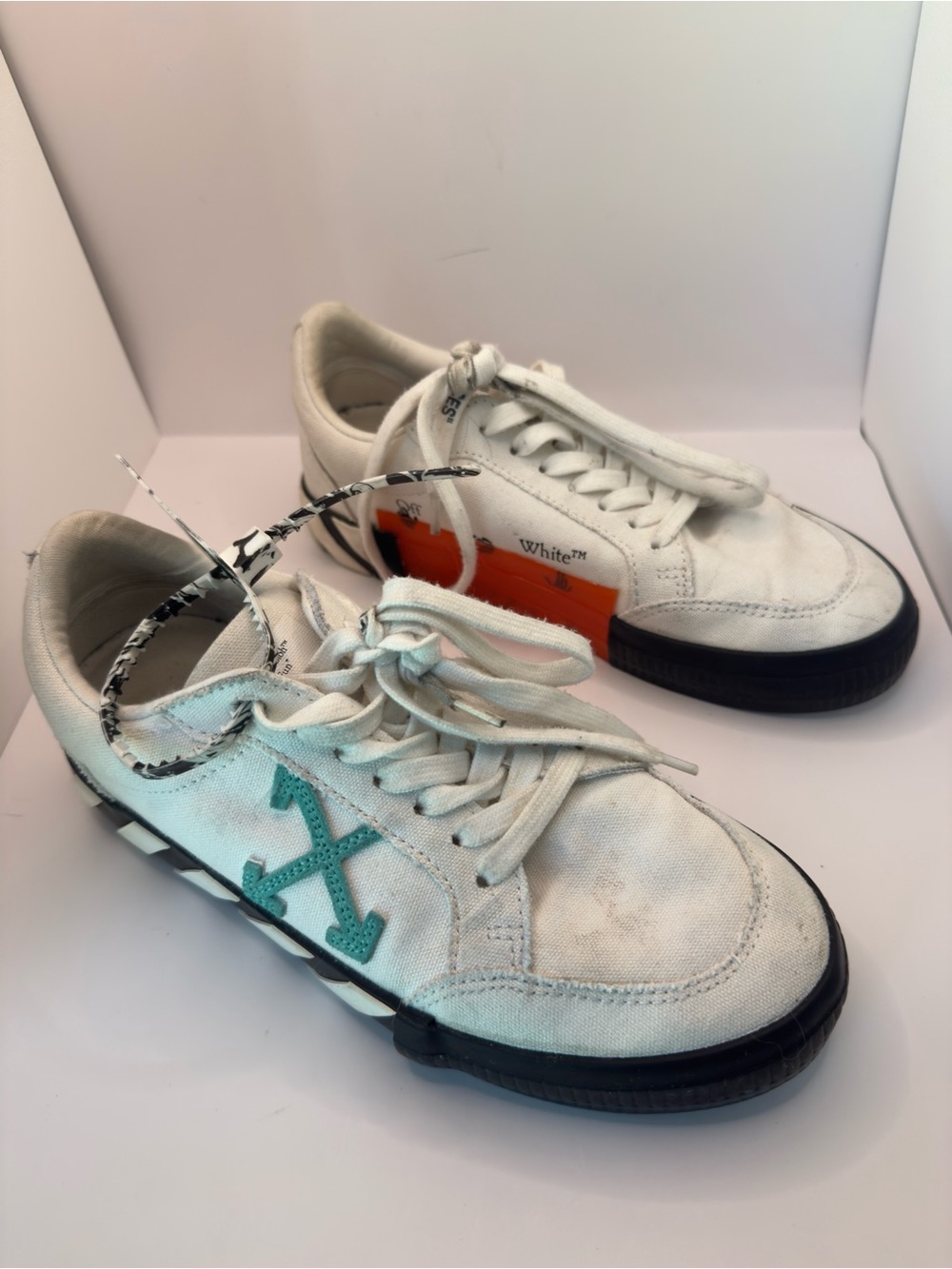 Off-White Kids White Low-Top Sneakers with Teal Arrow size 38